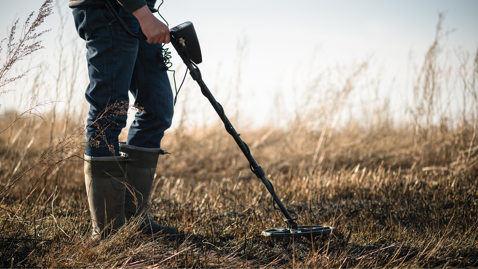 man-with-metal-detector-in-field